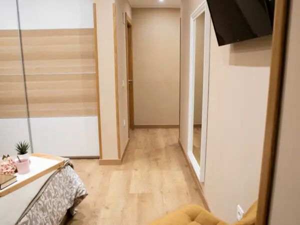 Habitación Principal: Espaciosa y Acogedora