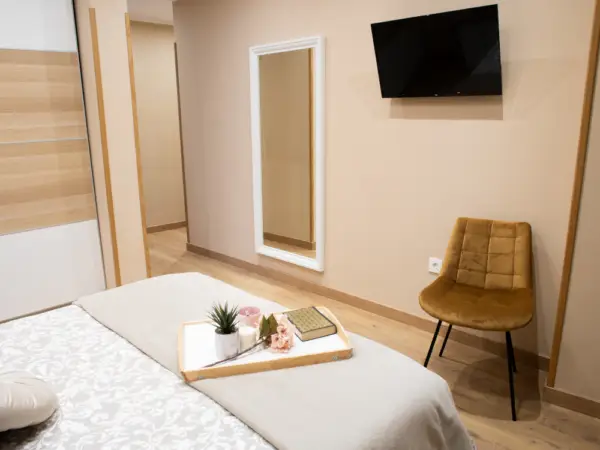 Habitación Principal: Espaciosa y Acogedora