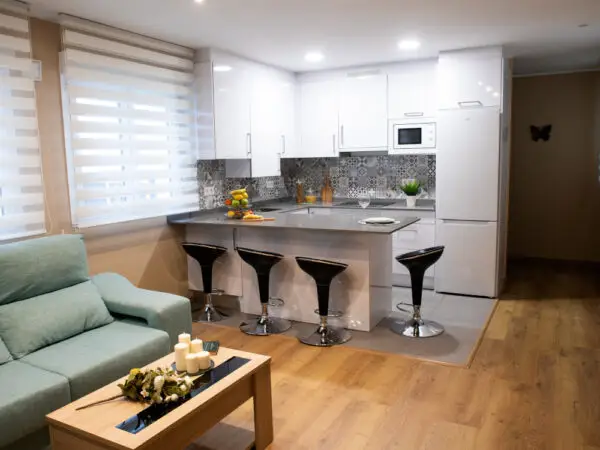 Conexión y Estilo: Espacio Integrado Salón-Cocina"`